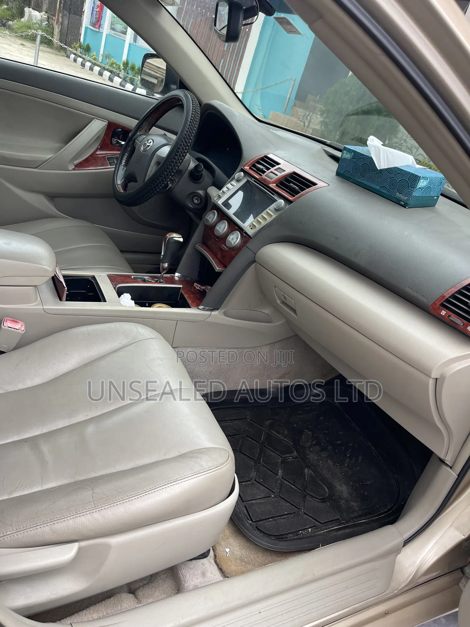 Toyota Camry LE 4dr Sedan (2.5L 4cyl 6AM) 2010 Gold
