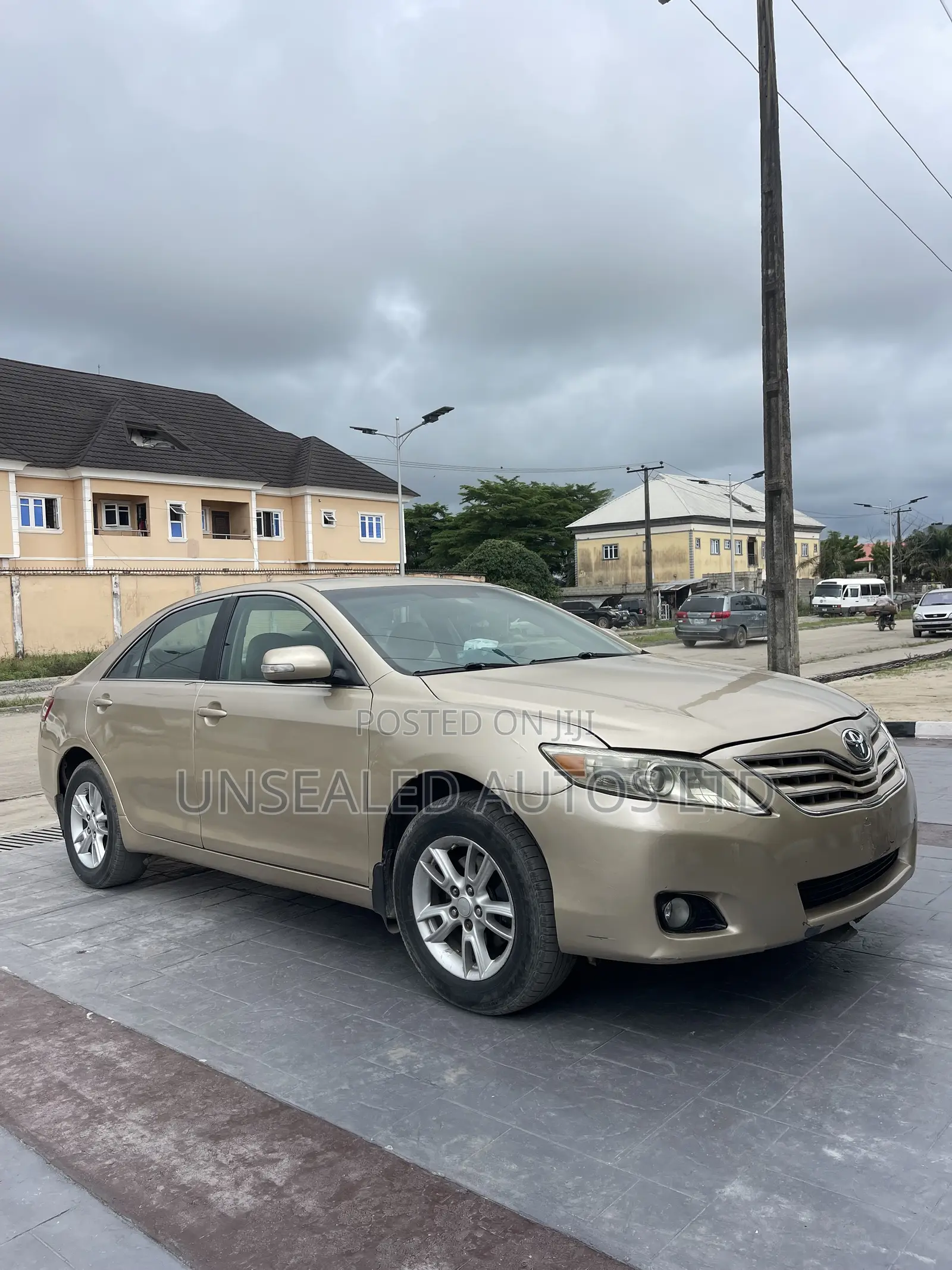 Toyota Camry LE 4dr Sedan (2.5L 4cyl 6AM) 2010 Gold