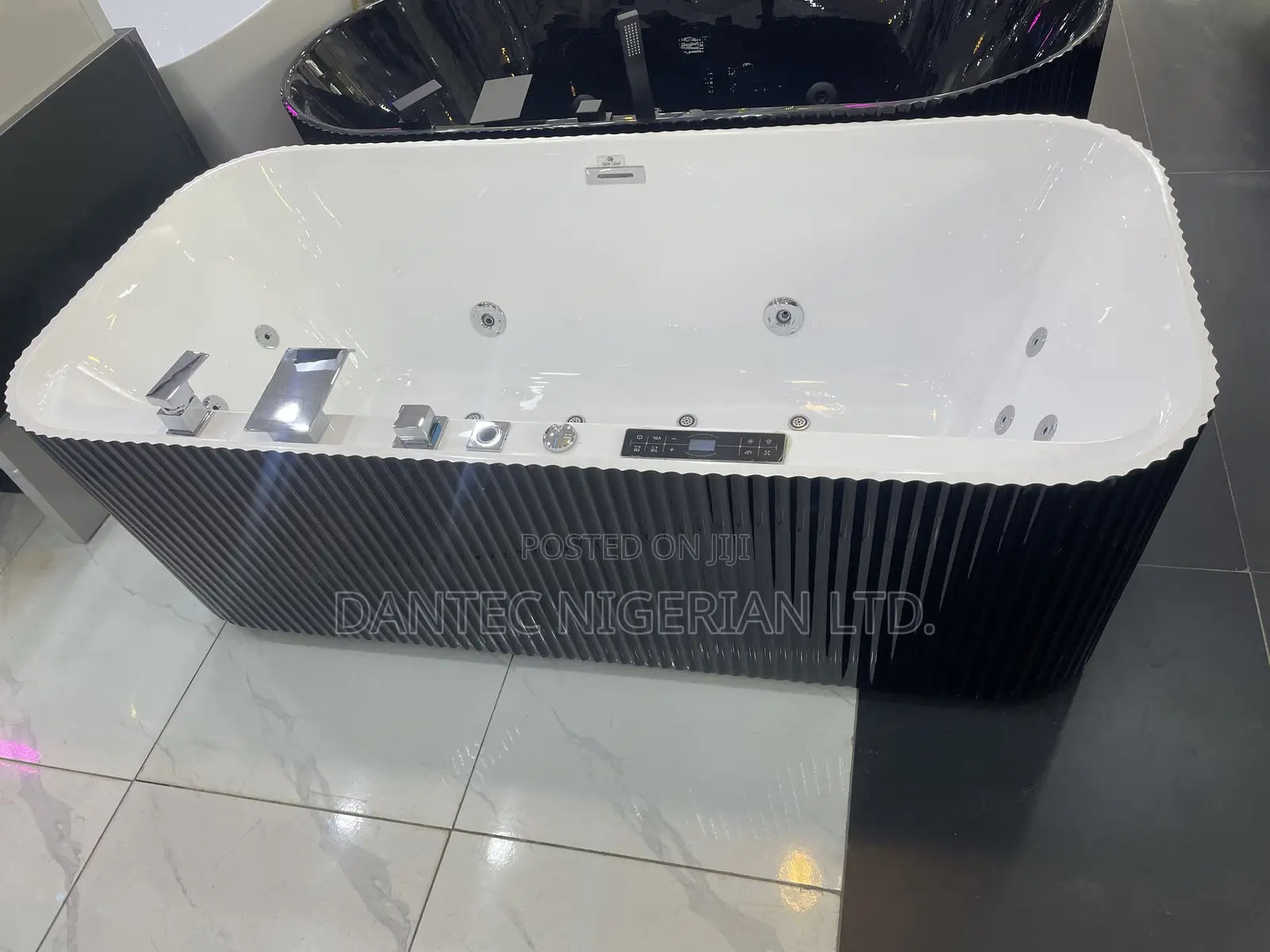 Luxury Jacuzzi Bath Tub With Bluetooth