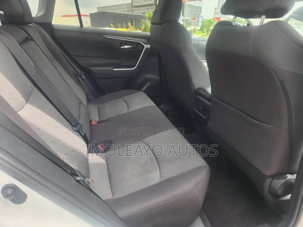 Toyota RAV4 XLE 2022 White