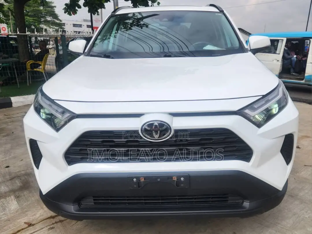 Toyota RAV4 XLE 2022 White