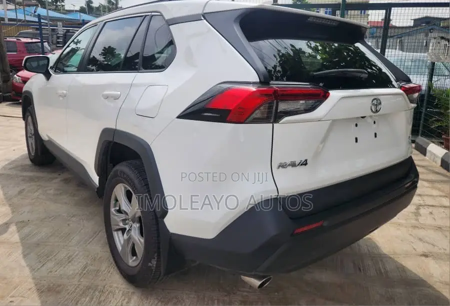 Toyota RAV4 XLE 2022 White
