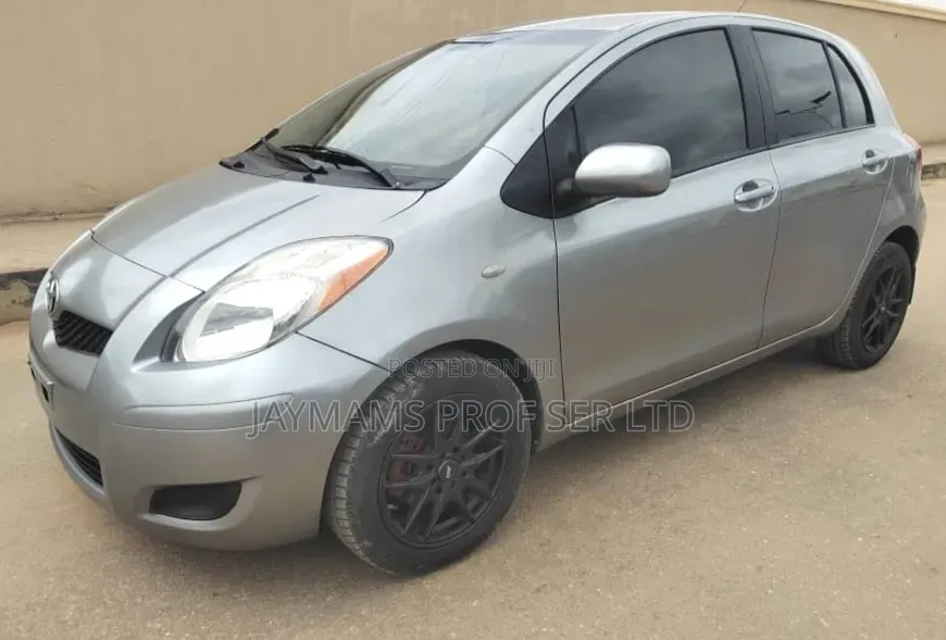 Toyota Yaris Base Hatchback 5dr 2010 Silver