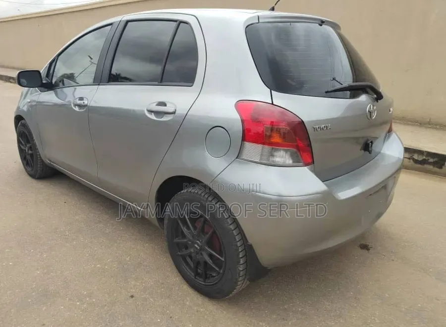 Toyota Yaris Base Hatchback 5dr 2010 Silver