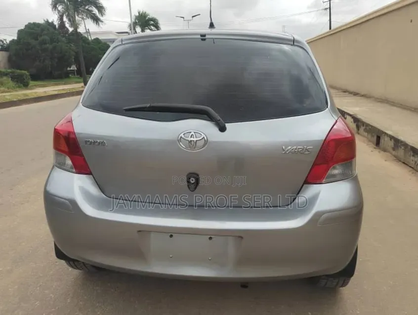 Toyota Yaris Base Hatchback 5dr 2010 Silver