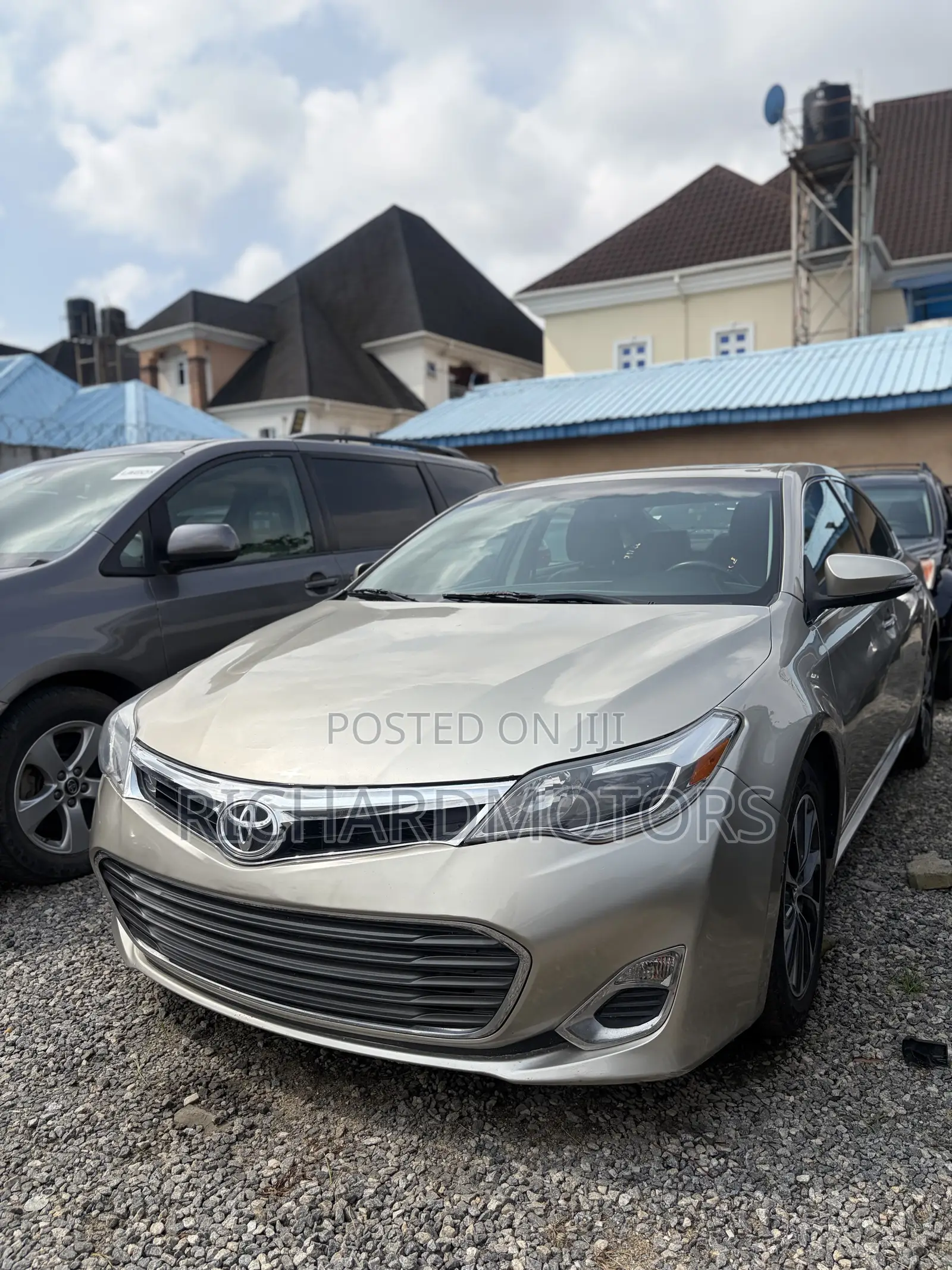 Toyota Avalon XLE Premium FWD Sedan (3.6L 6cyl 6A) 2016 Gold