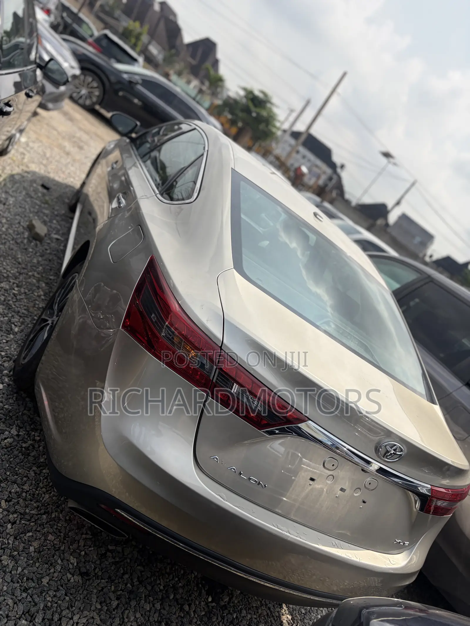 Toyota Avalon XLE Premium FWD Sedan (3.6L 6cyl 6A) 2016 Gold