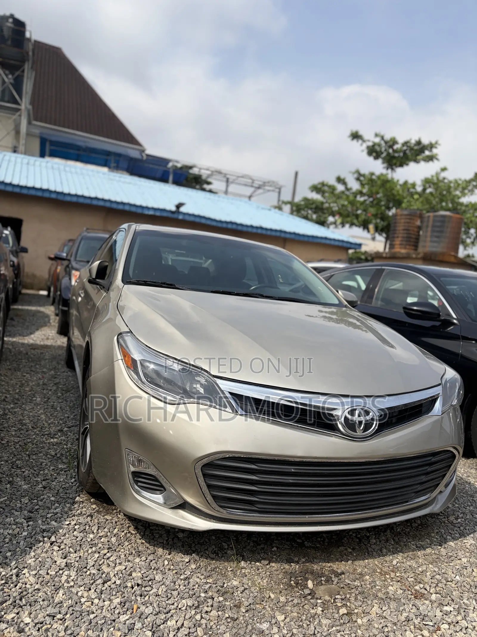 Toyota Avalon XLE Premium FWD Sedan (3.6L 6cyl 6A) 2016 Gold