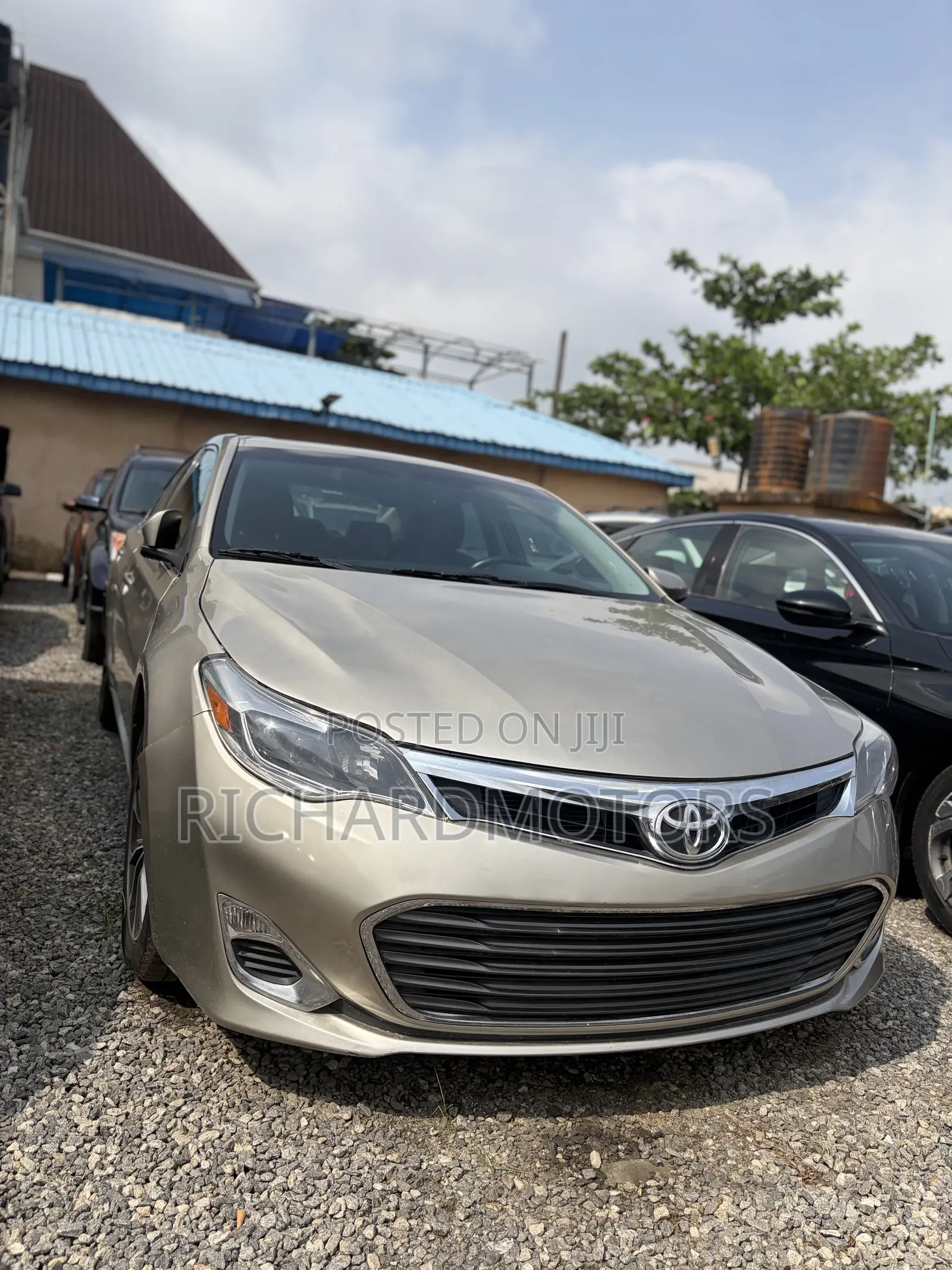 Toyota Avalon XLE Premium FWD Sedan (3.6L 6cyl 6A) 2016 Gold
