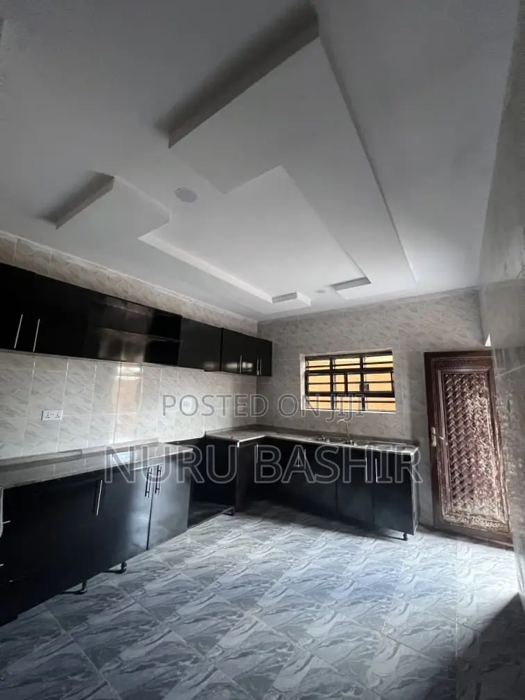 3bdrm Block of Flats in Elebu, Akala Express for rent