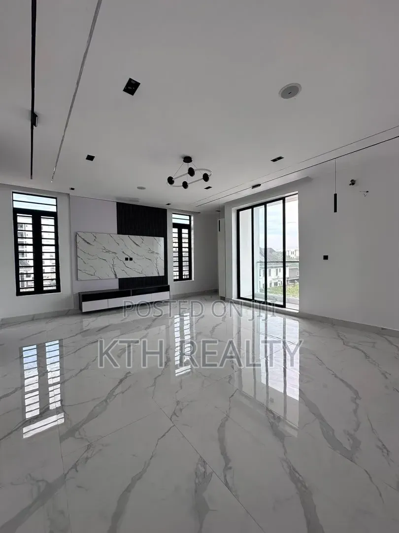 5bdrm Duplex in Lekki Phase 1 for sale