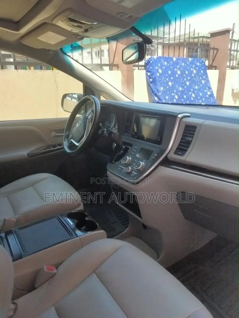 Toyota Sienna 2018 Silver