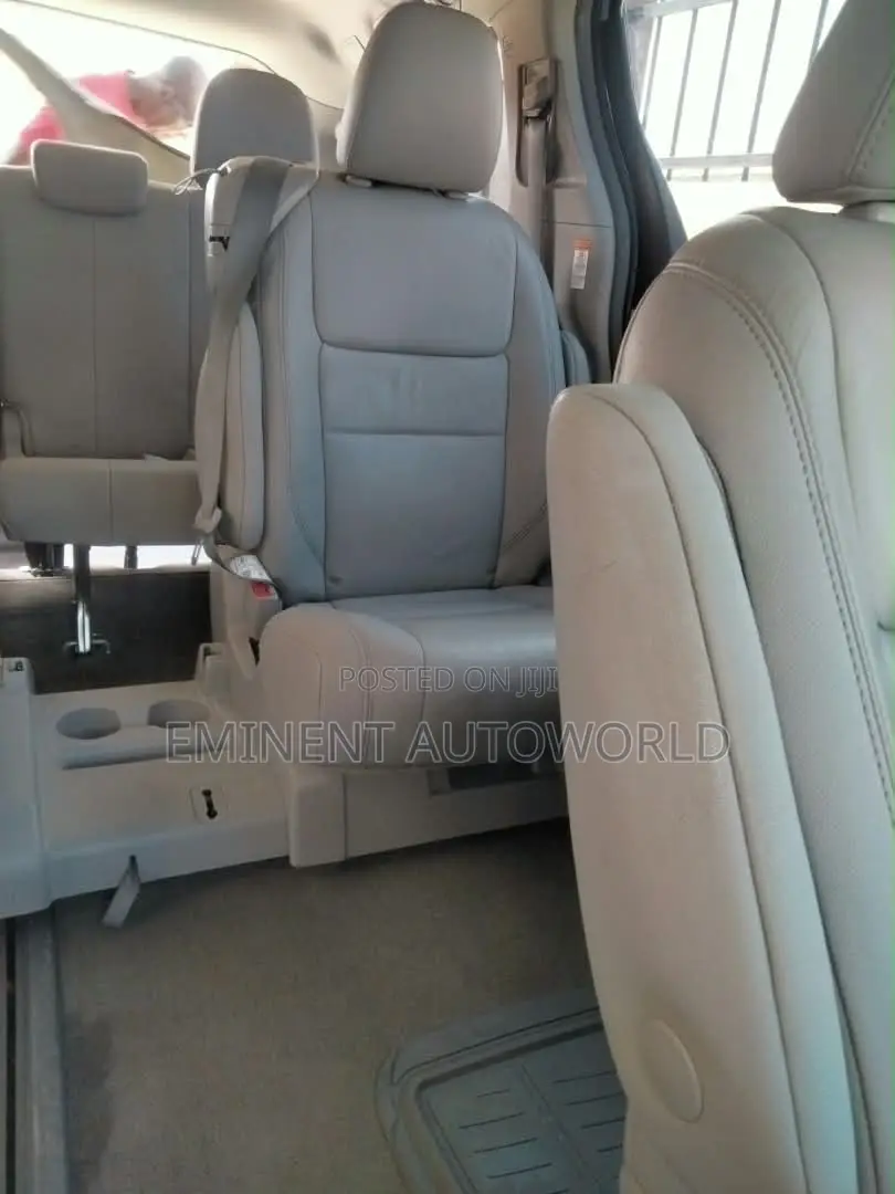 Toyota Sienna 2018 Silver