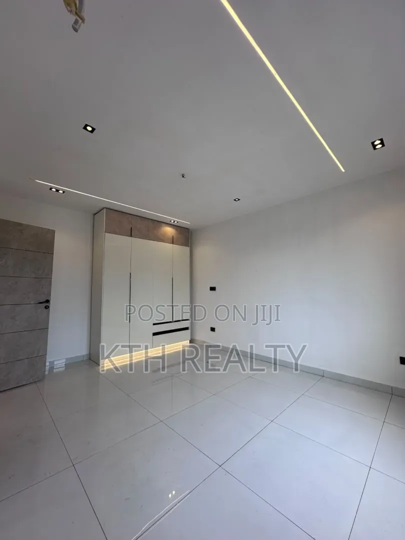 3bdrm Apartment in Lekki Phase 1 for sale
