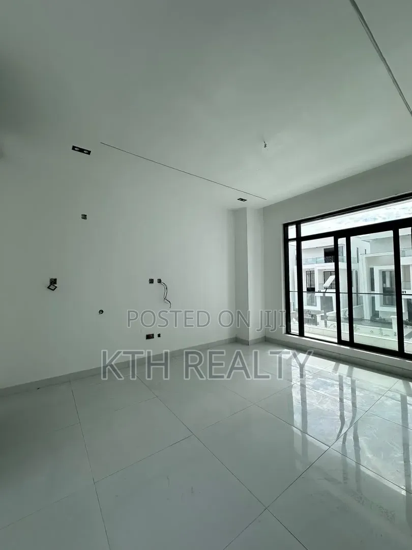 2bdrm Apartment in Lekki Phase 1 for sale