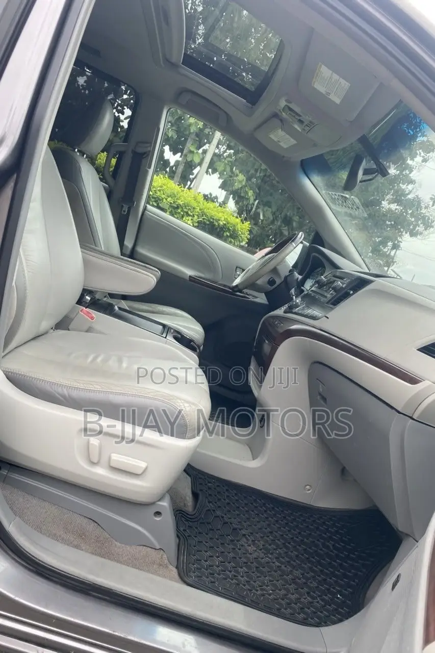 Toyota Sienna Limited FWD 7-Passenger 2013 Gray