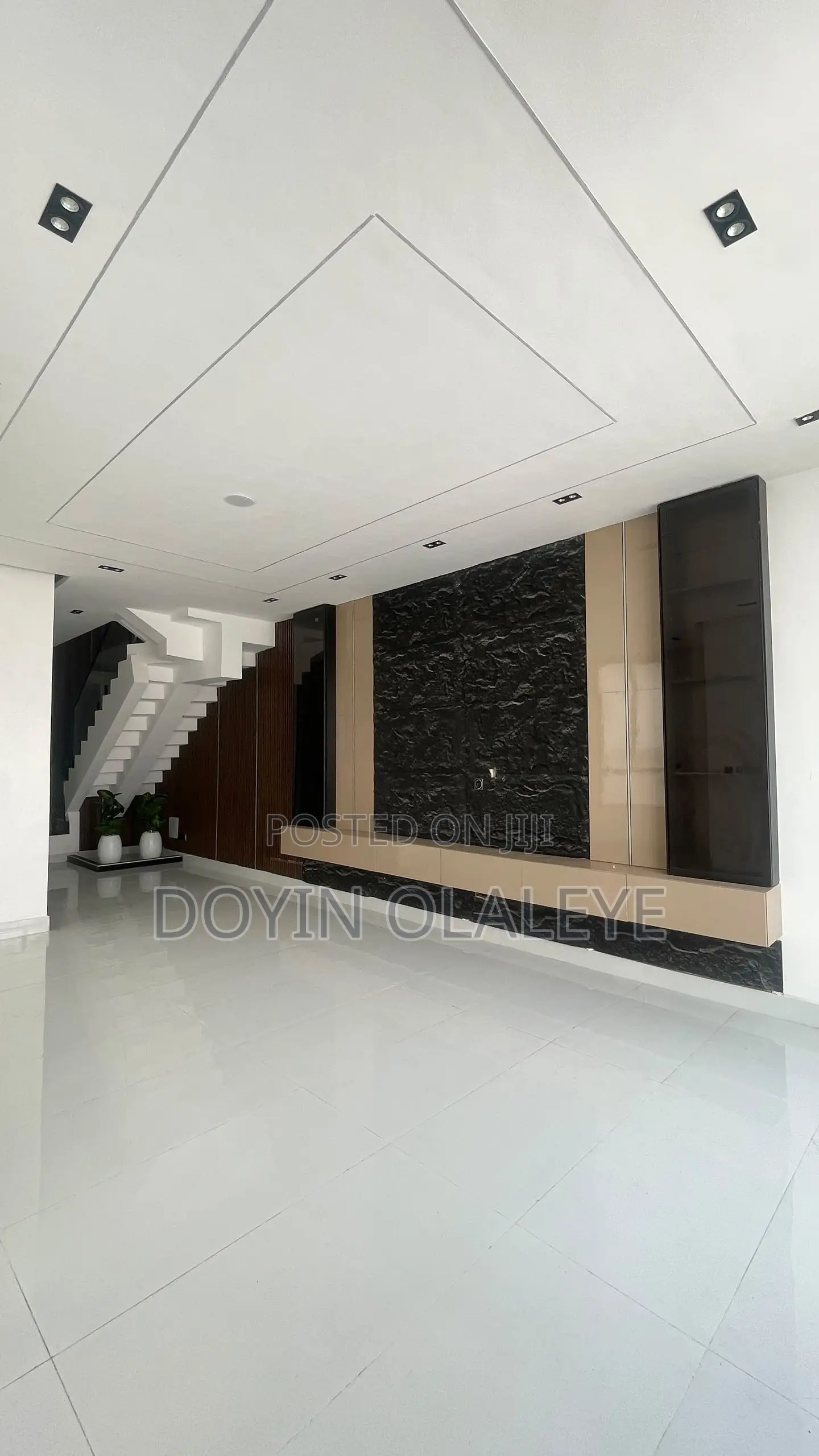4bdrm Duplex in Chevron for sale