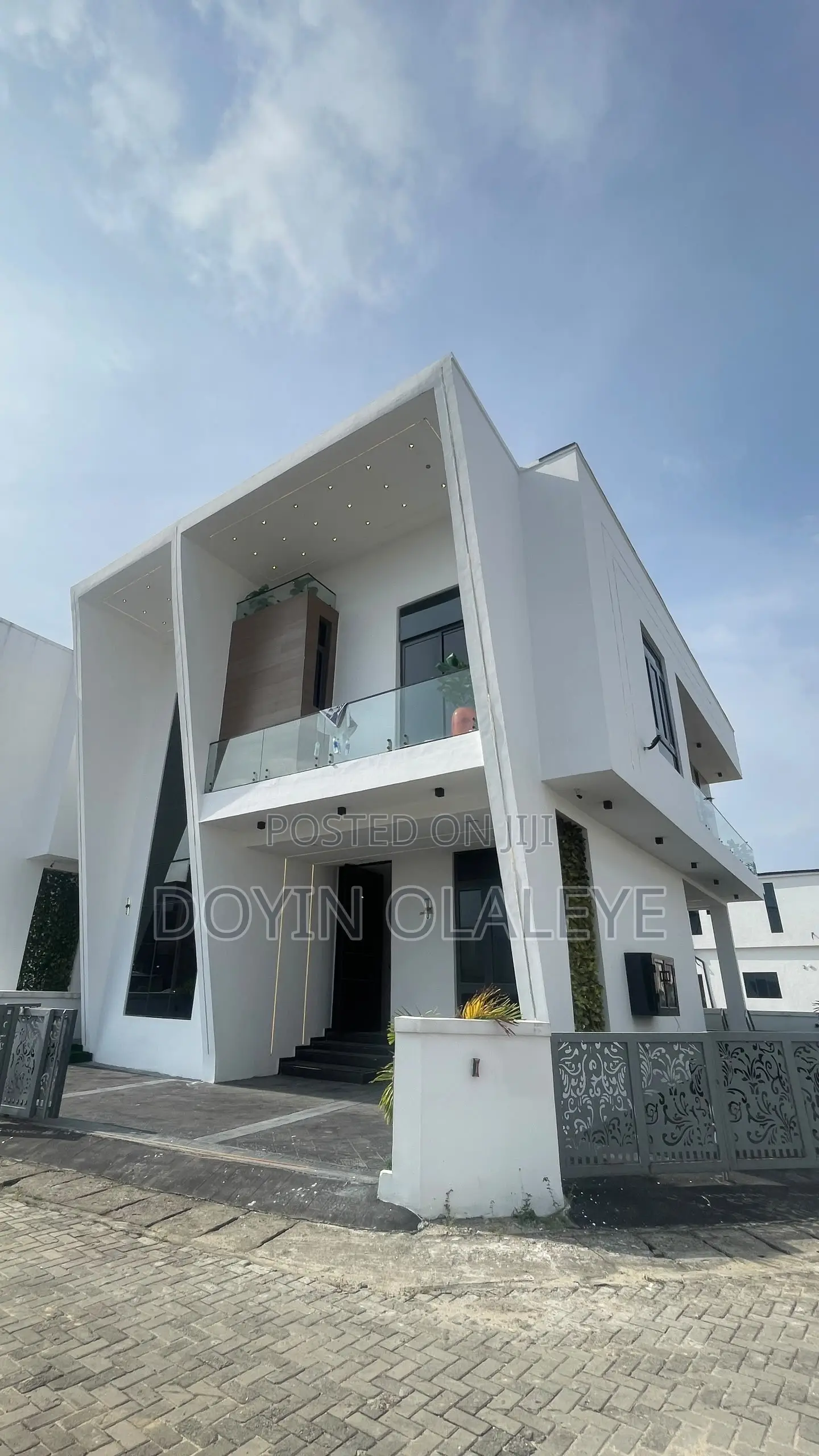 5bdrm Duplex in Chevron for sale
