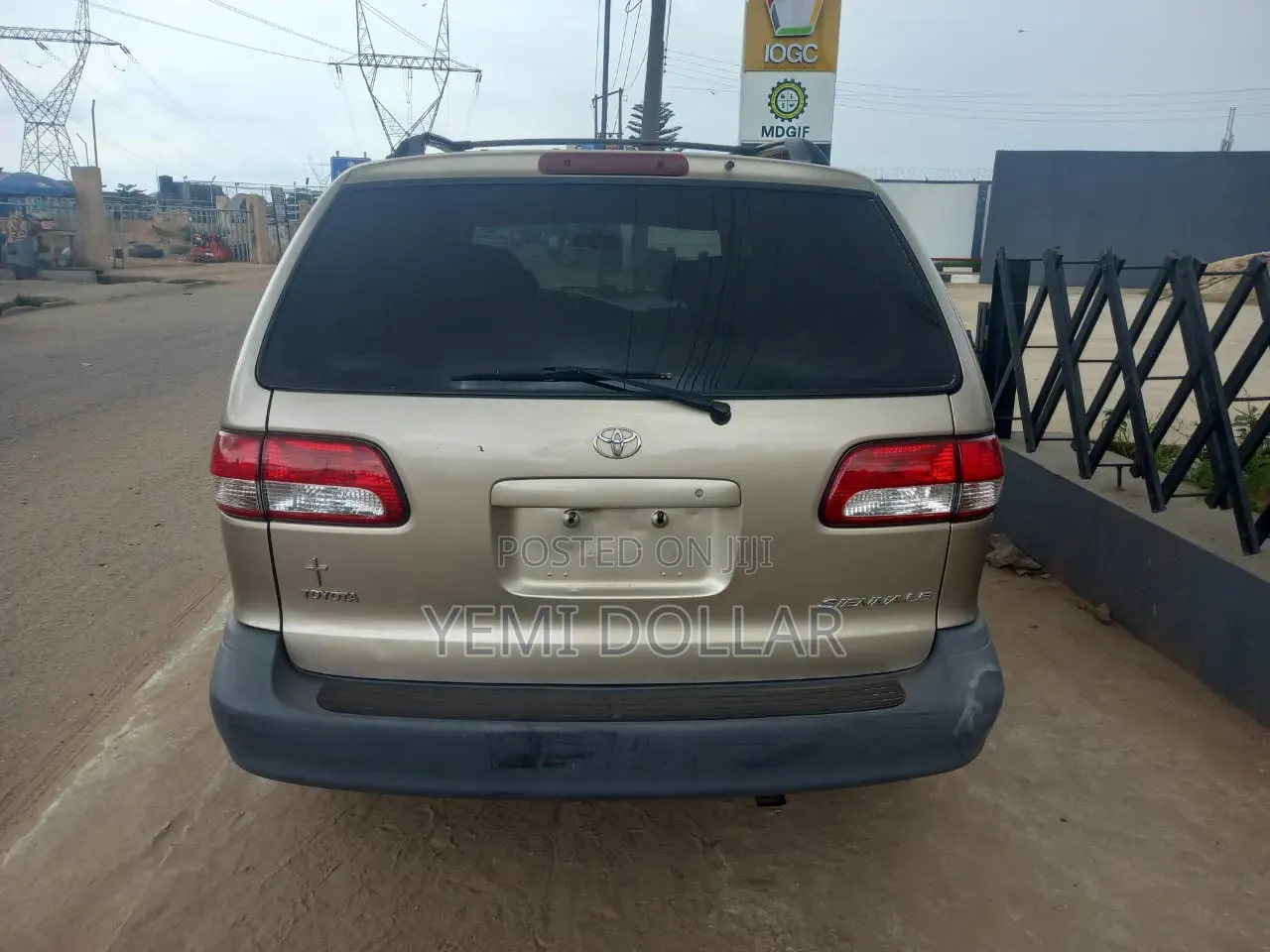 Toyota Sienna LE 2002 Gold