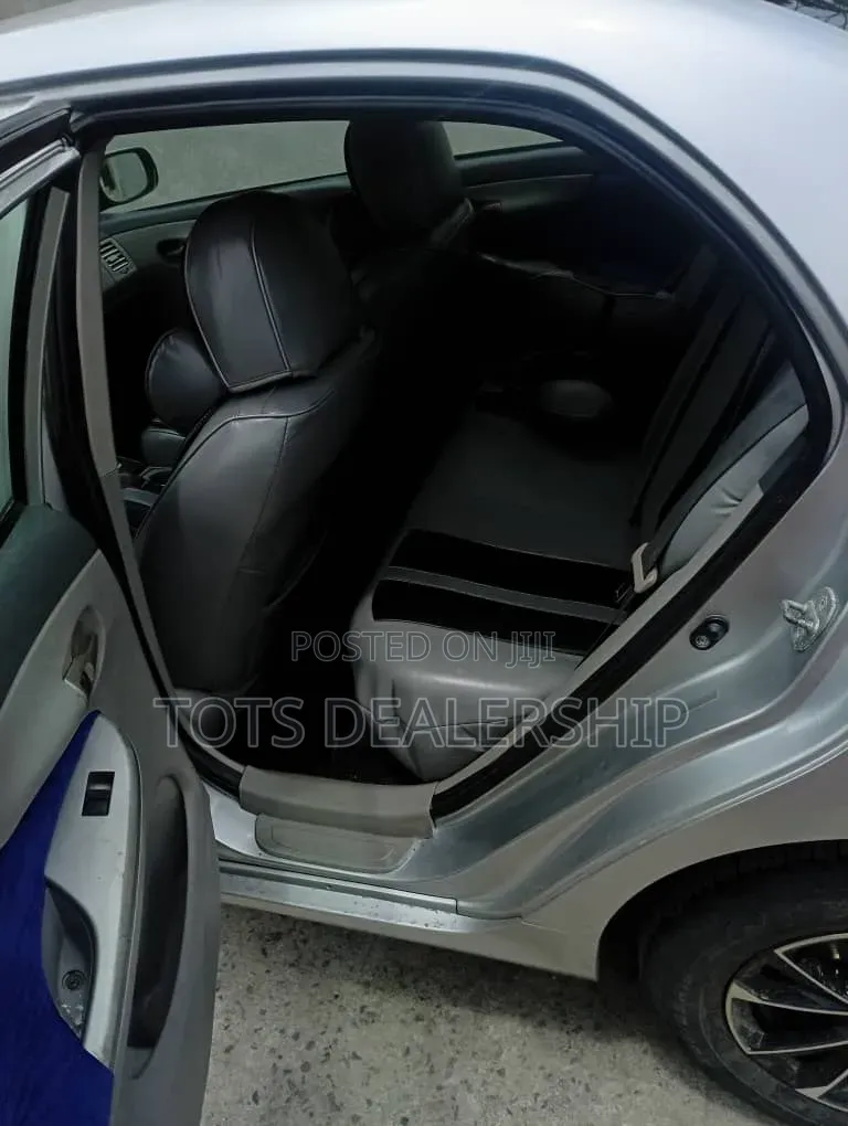 Toyota Corolla LE 4dr Sedan (1.8L 4cyl 4A) 2010 Silver