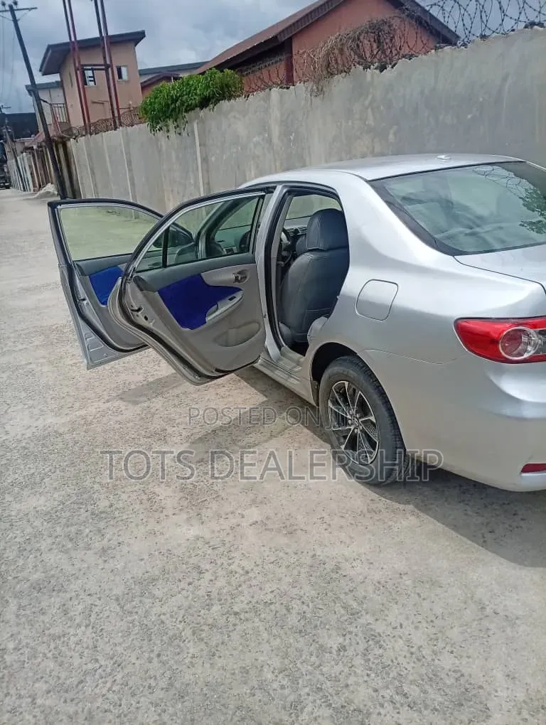 Toyota Corolla LE 4dr Sedan (1.8L 4cyl 4A) 2010 Silver
