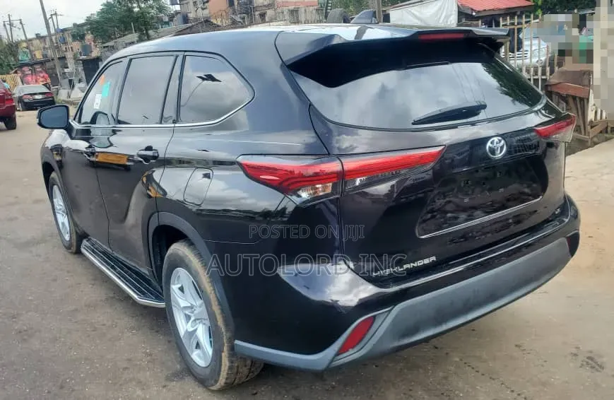 Toyota Highlander LE 2021 Blue