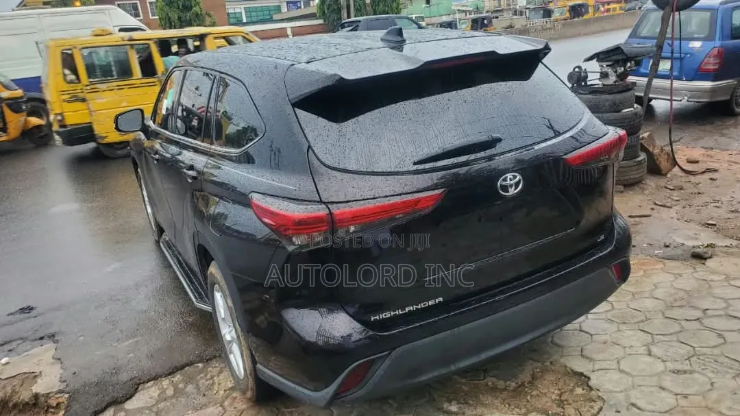 Toyota Highlander LE 2021 Blue