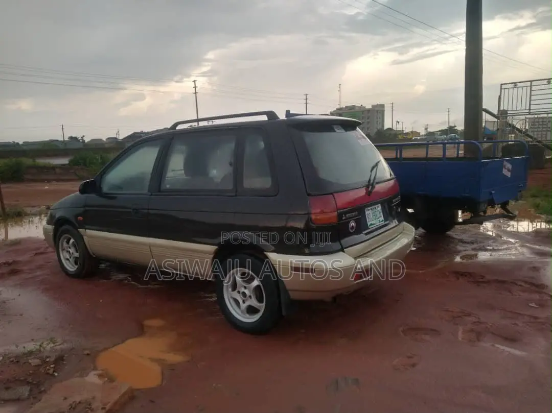Mitsubishi SpaceRunner 2005 Blue
