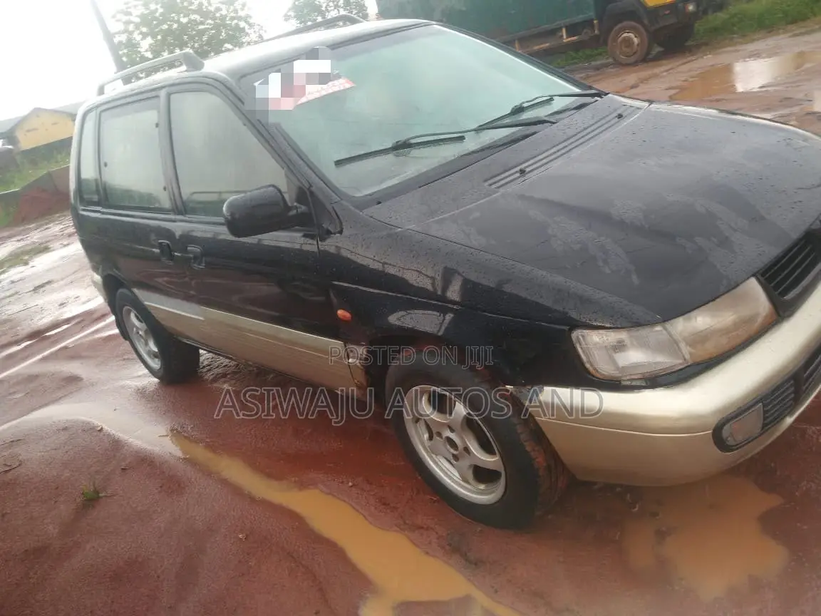 Mitsubishi SpaceRunner 2005 Blue