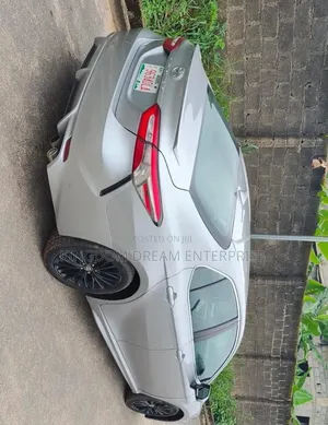 Toyota Camry SE (2.5L 4cyl 8A) 2019 Silver