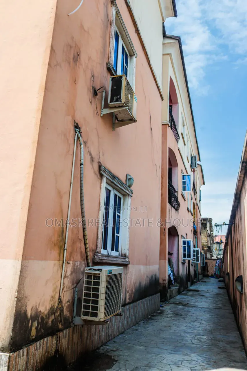 6bdrm House in Ado / Ajah for sale