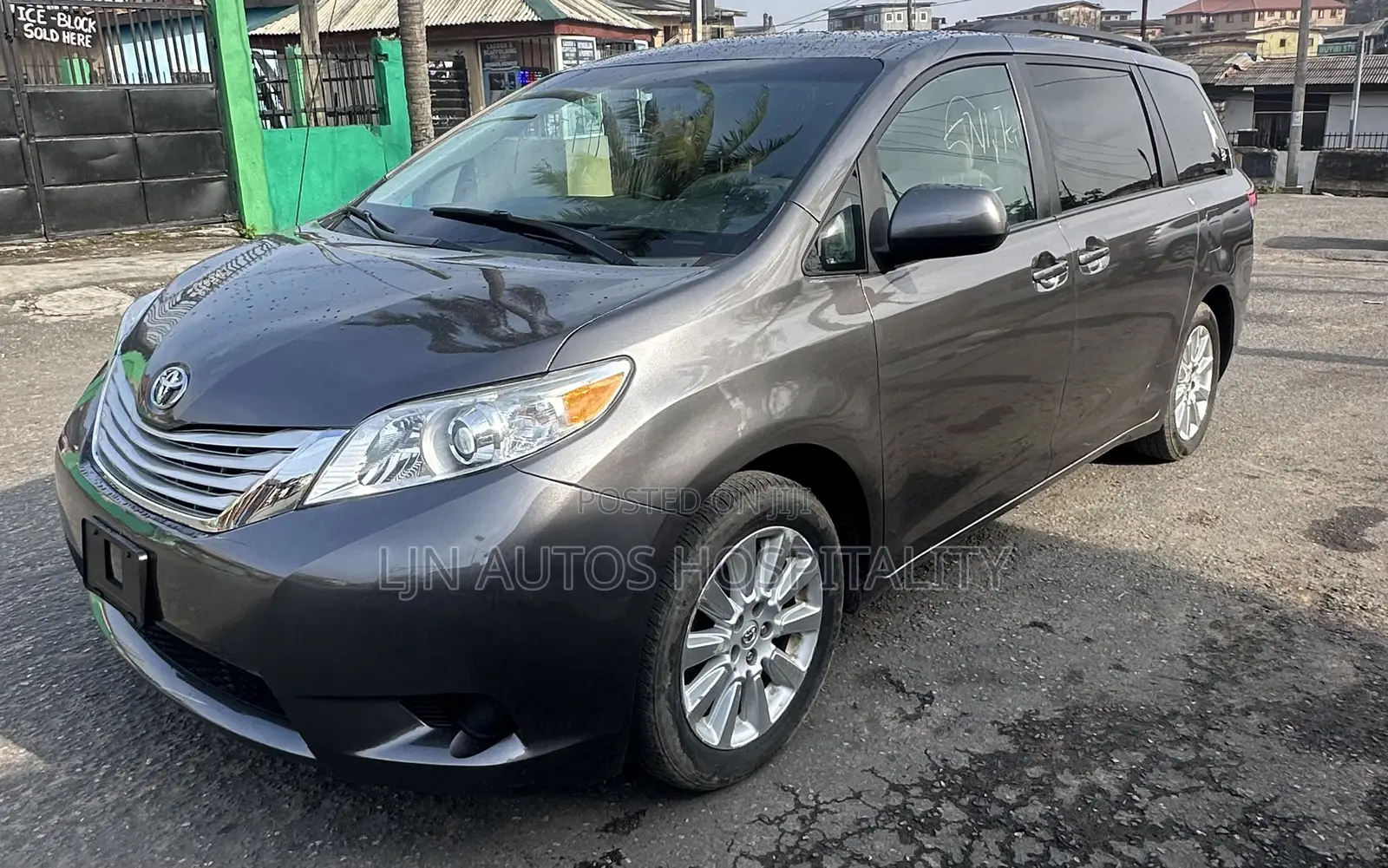 Toyota Sienna LE AWD 7-Passenger 2013 Gray