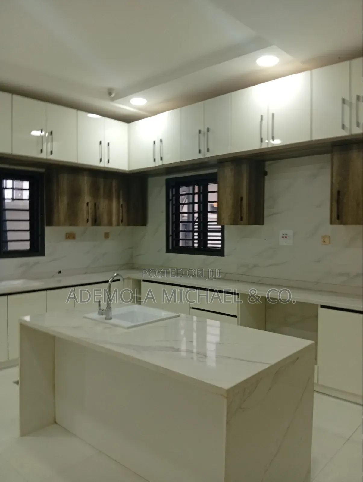 7bdrm House in Mini Estate Asokoro for sale