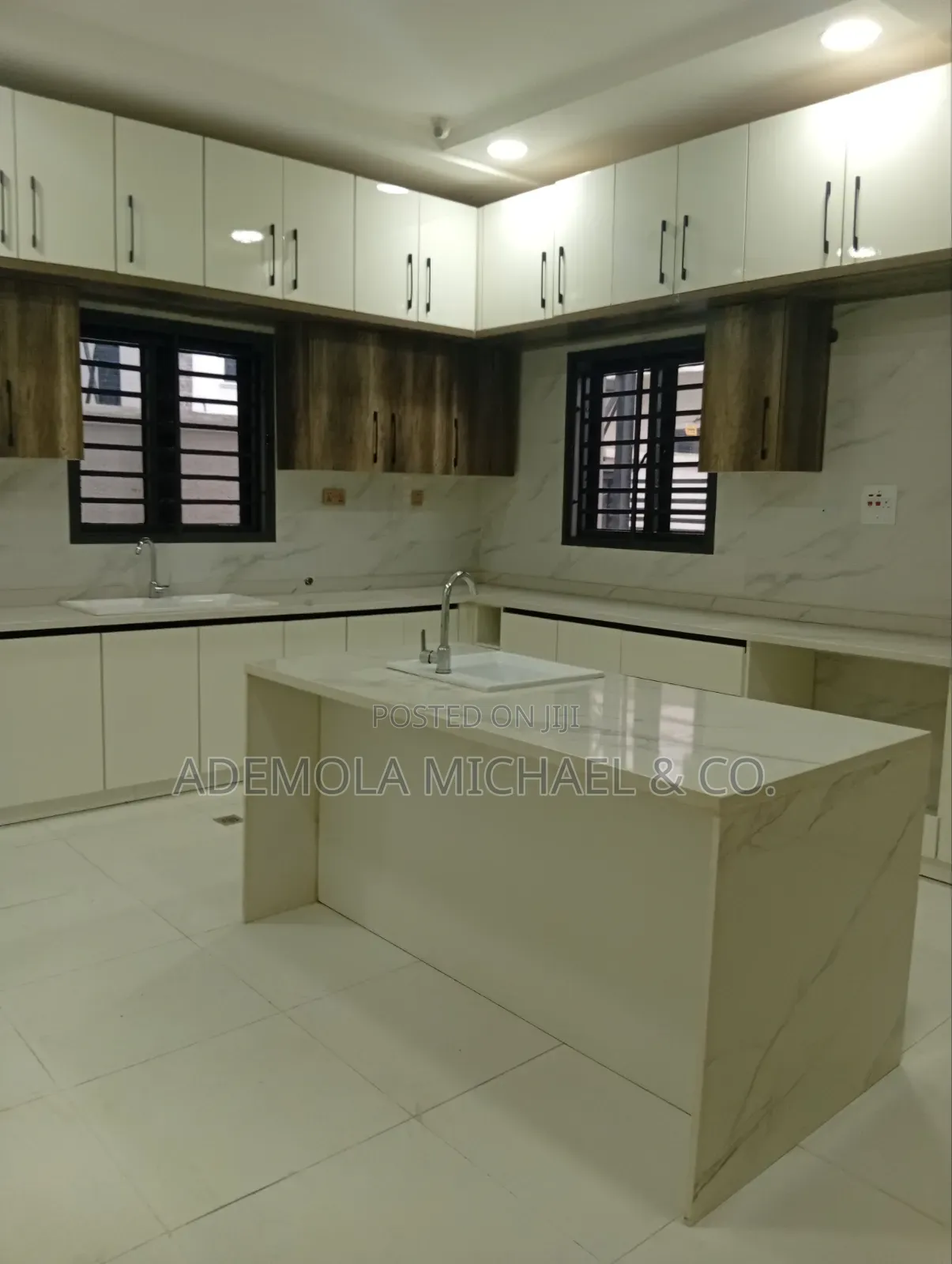 7bdrm House in Mini Estate Asokoro for sale