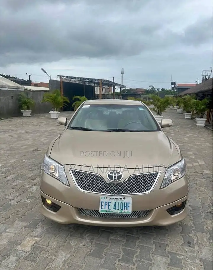 Toyota Camry SE 4dr Sedan (2.5L 4cyl 6A) 2011 Gold