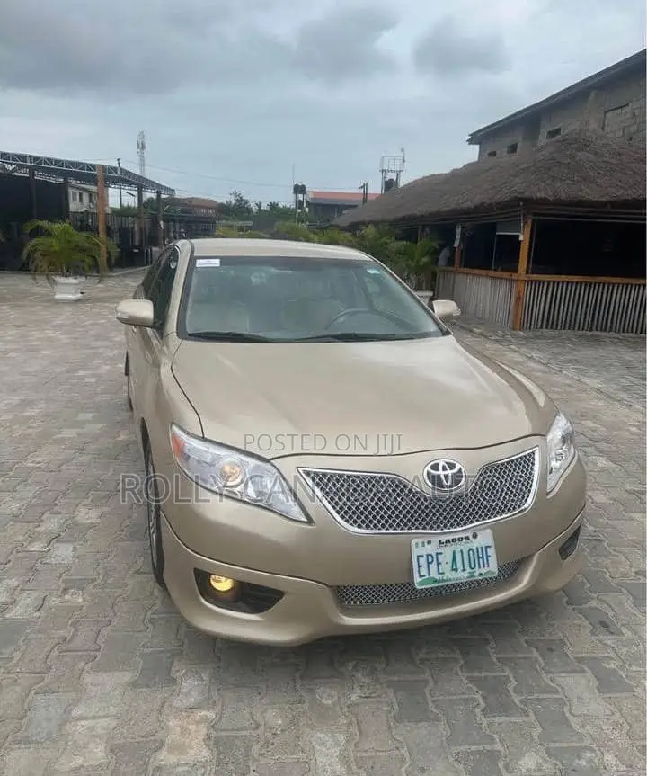 Toyota Camry SE 4dr Sedan (2.5L 4cyl 6A) 2011 Gold
