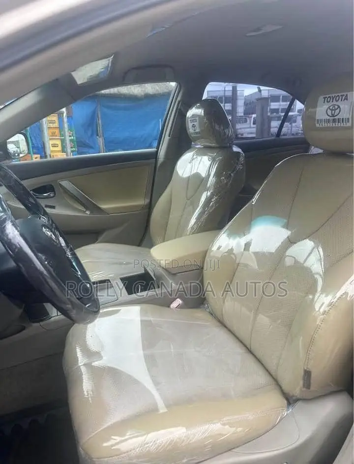 Toyota Camry SE 4dr Sedan (2.5L 4cyl 6A) 2011 Gold