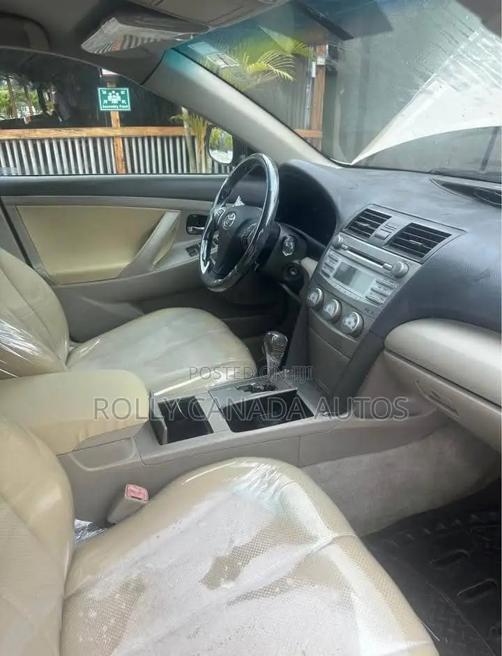 Toyota Camry SE 4dr Sedan (2.5L 4cyl 6A) 2011 Gold