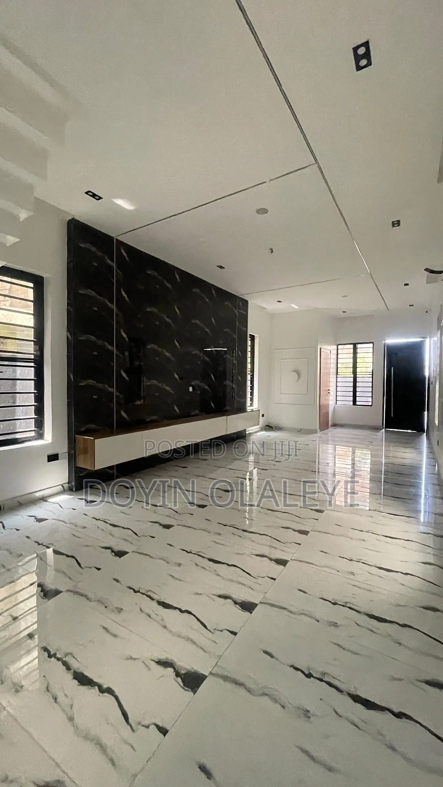 5bdrm Duplex in Chevron for sale