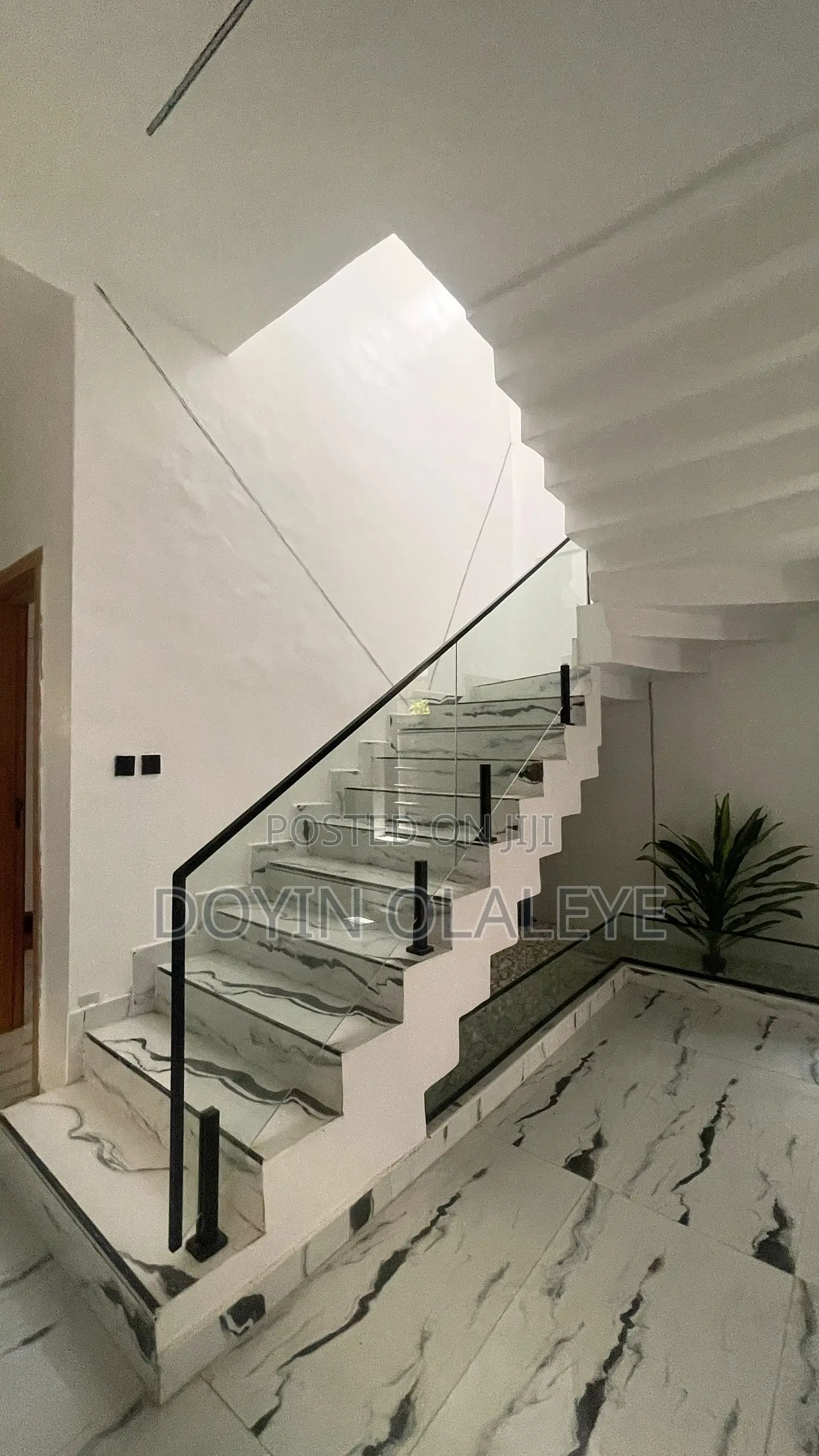 5bdrm Duplex in Chevron for sale