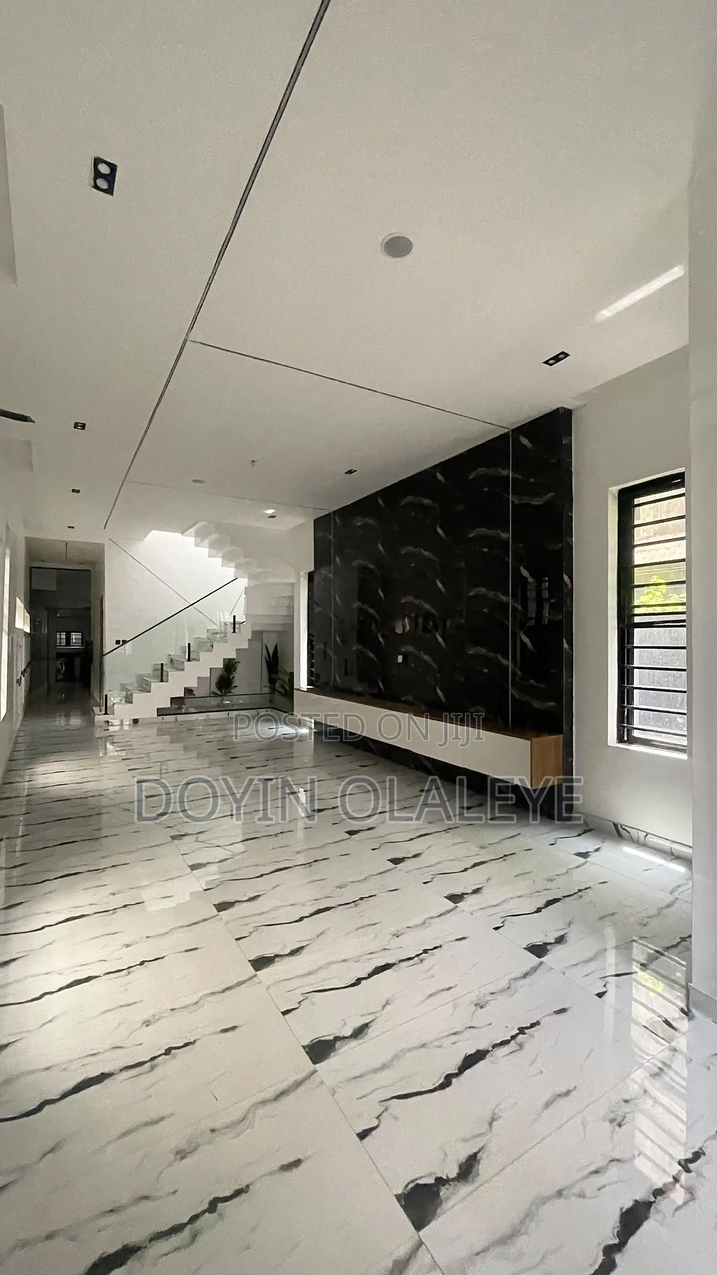 5bdrm Duplex in Chevron for sale