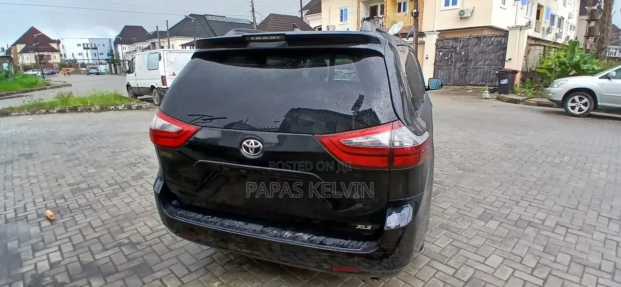Toyota Sienna XLE 7 AWD 2020 Black
