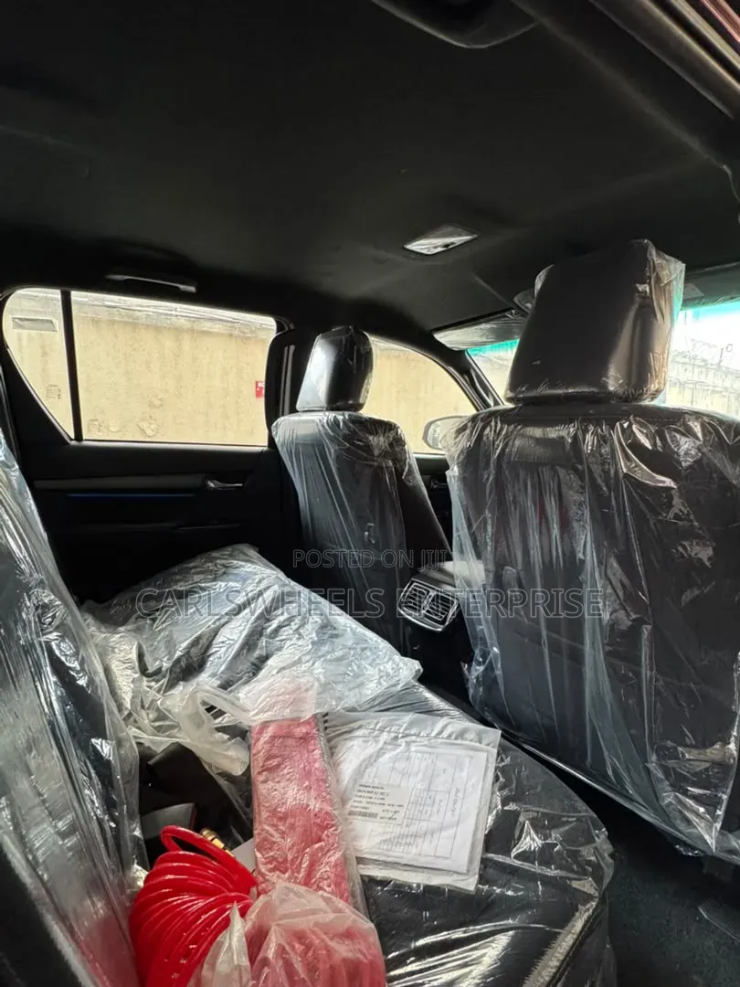 New Toyota Hilux SR5+ 2026 Black