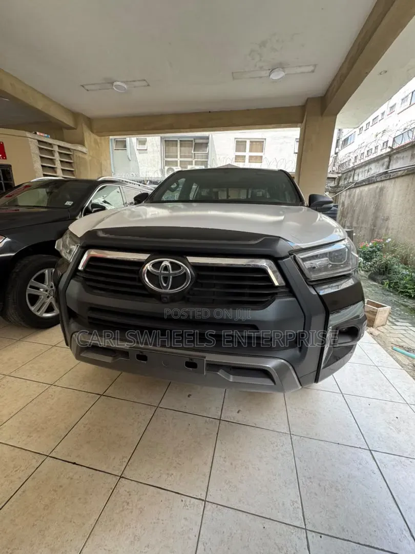 New Toyota Hilux SR5+ 2026 Black
