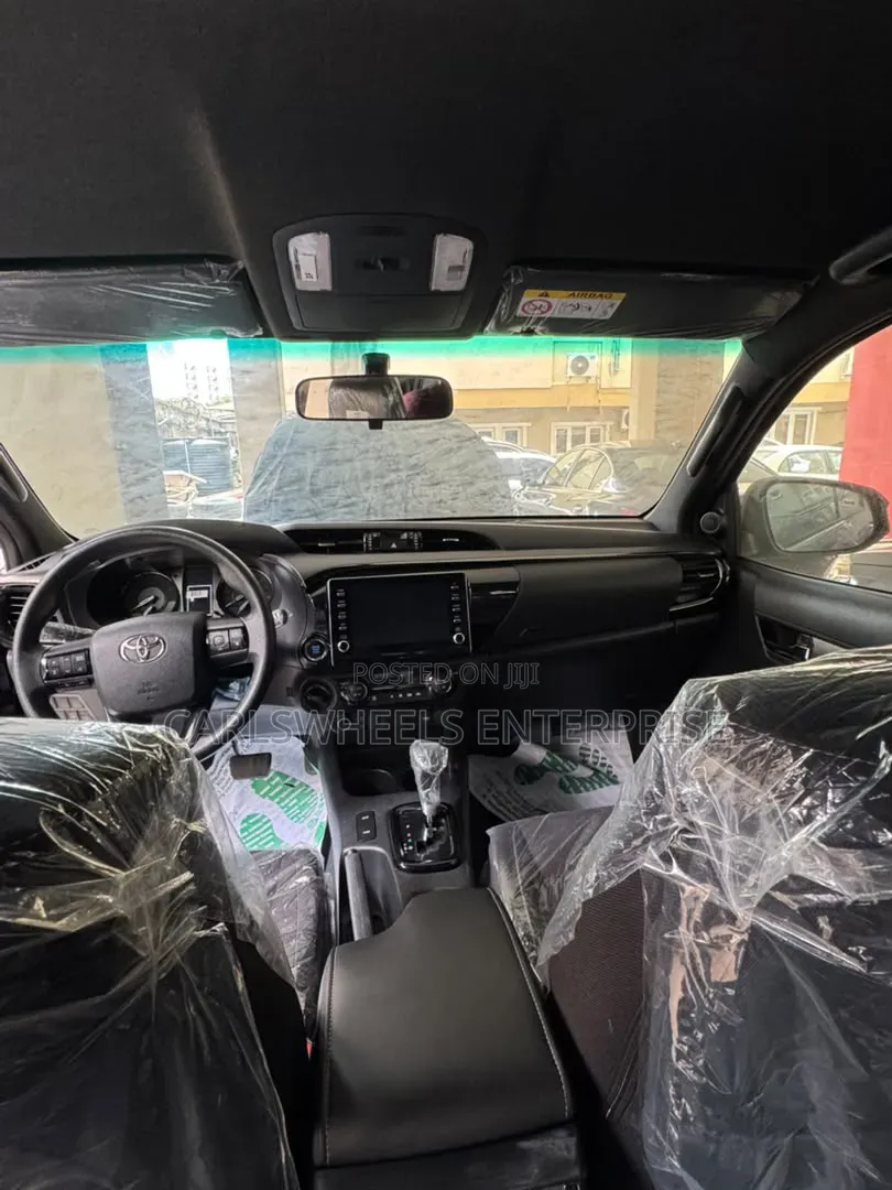 New Toyota Hilux SR5+ 2026 Black