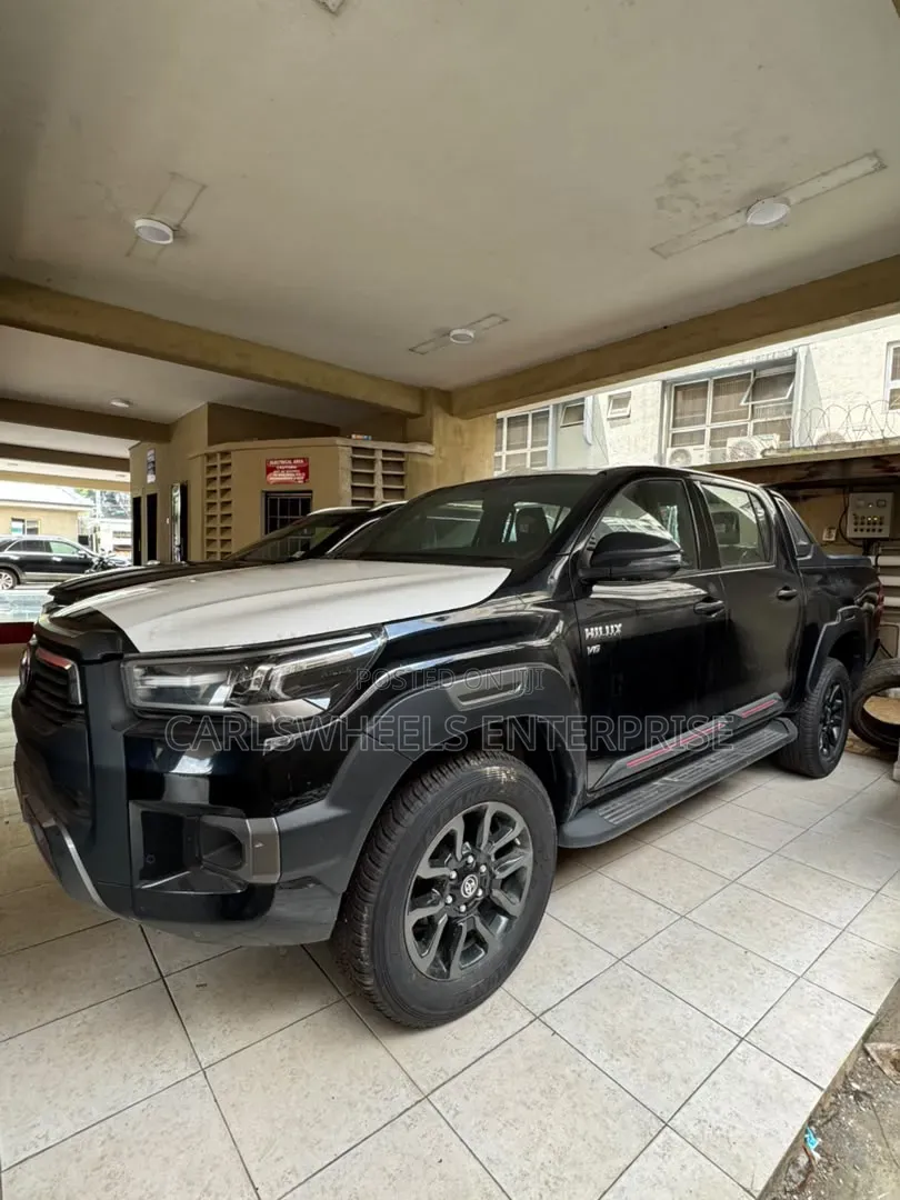 New Toyota Hilux SR5+ 2026 Black