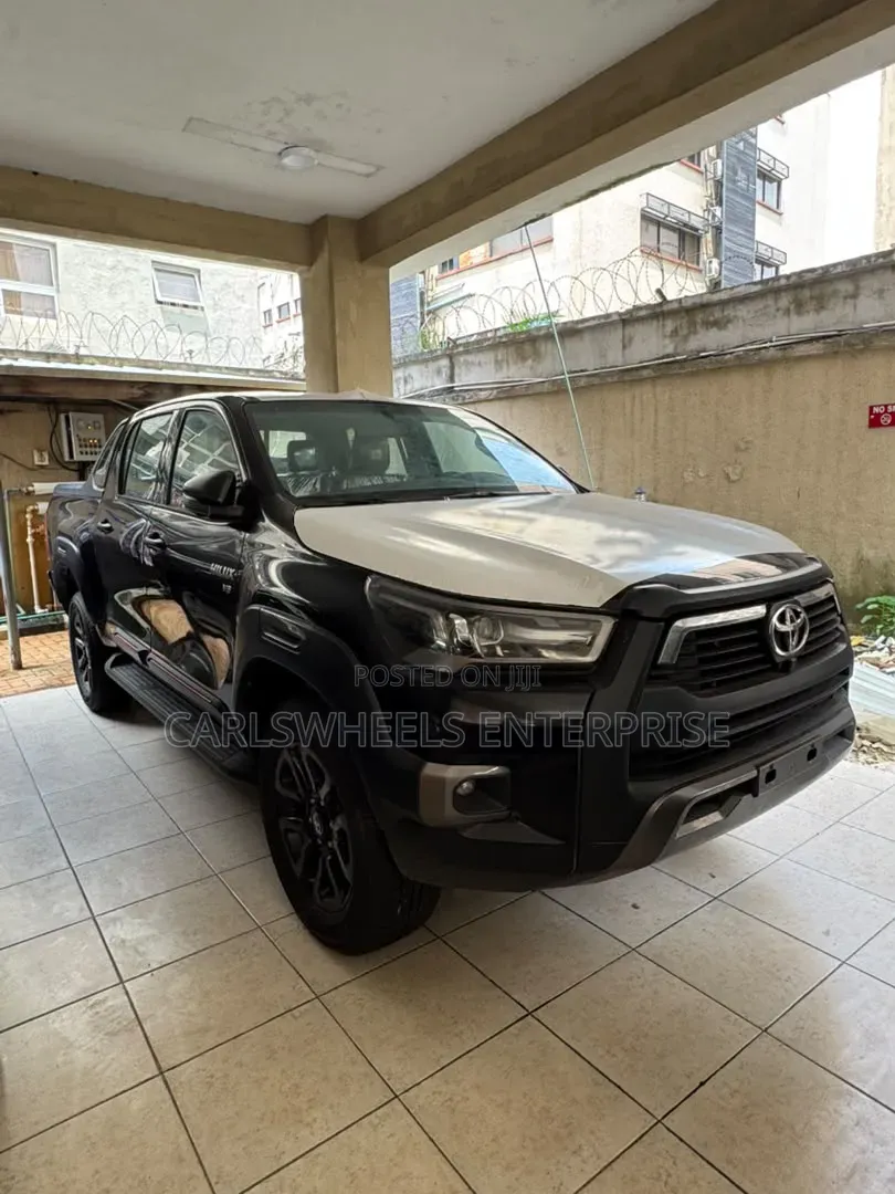 New Toyota Hilux SR5+ 2026 Black