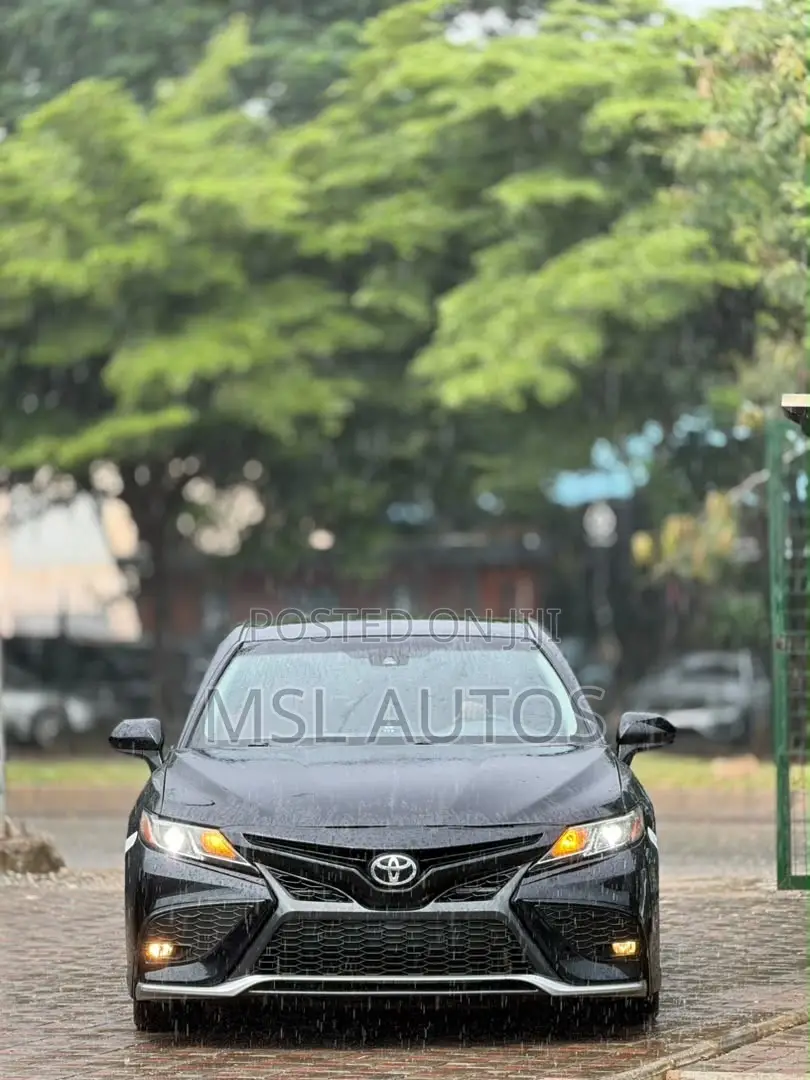 Toyota Camry SE FWD (2.5L 4cyl 8AM) 2018 Black