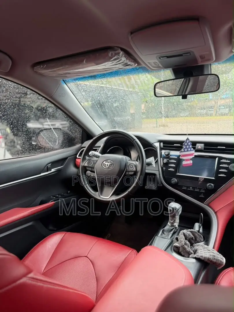Toyota Camry SE FWD (2.5L 4cyl 8AM) 2018 Black