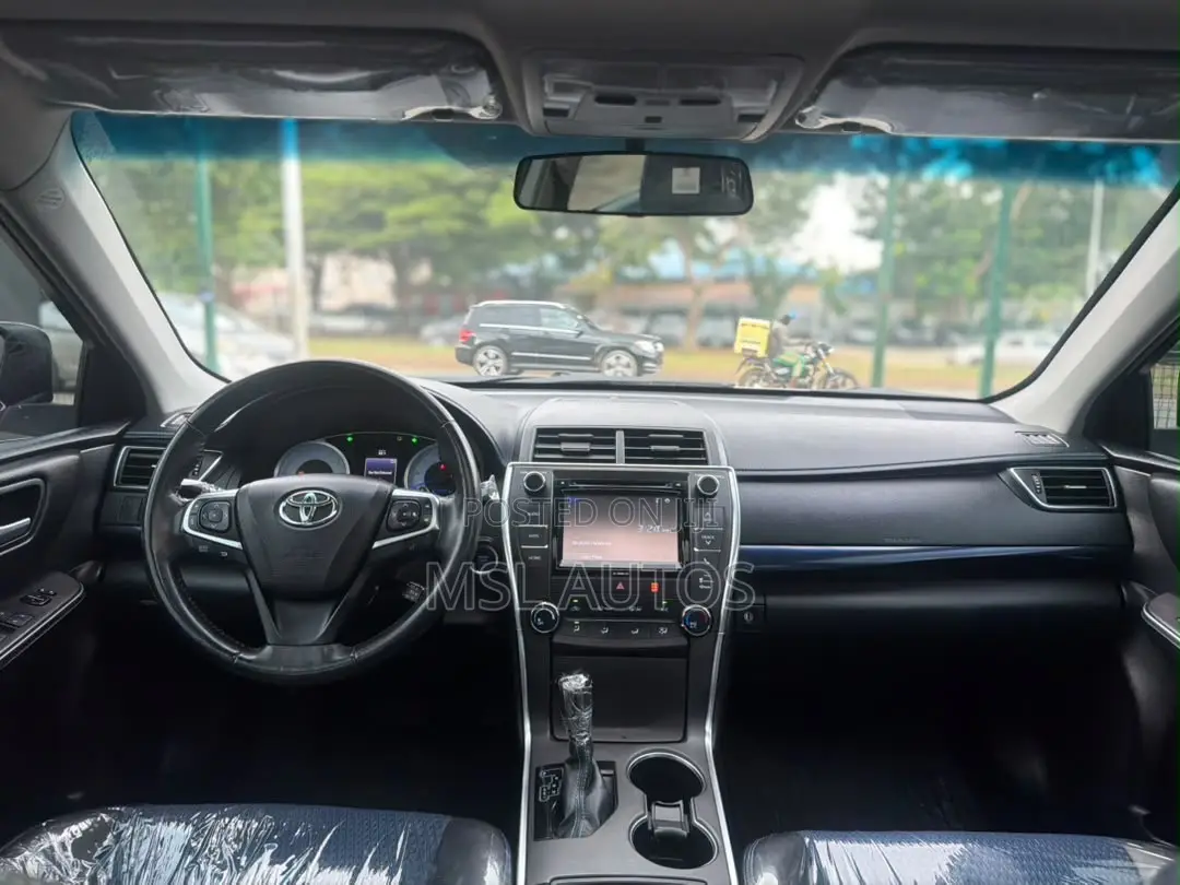 Toyota Camry SE 4dr Sedan (2.5L 4cyl 6A) 2016 White